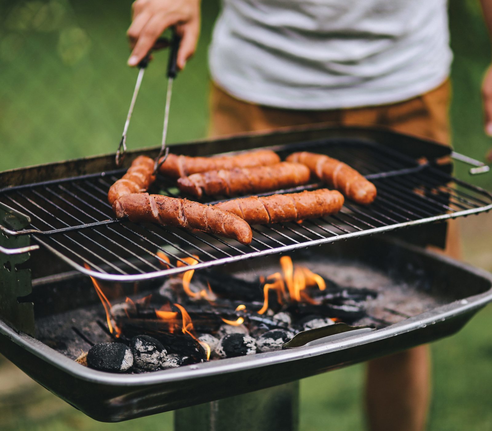 cuisson de saucisses au bbq de charbon de bois