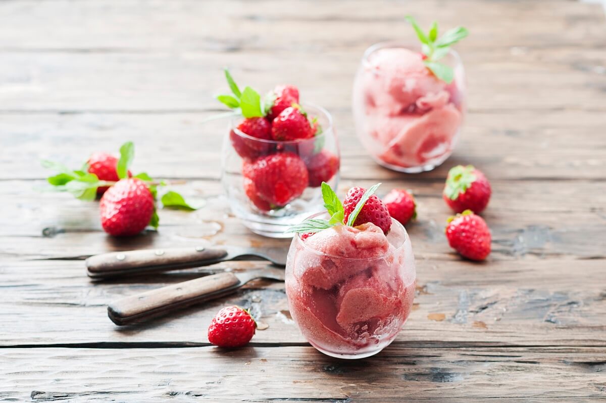 Des petits verres de sorbet à la fraise et à la menthe