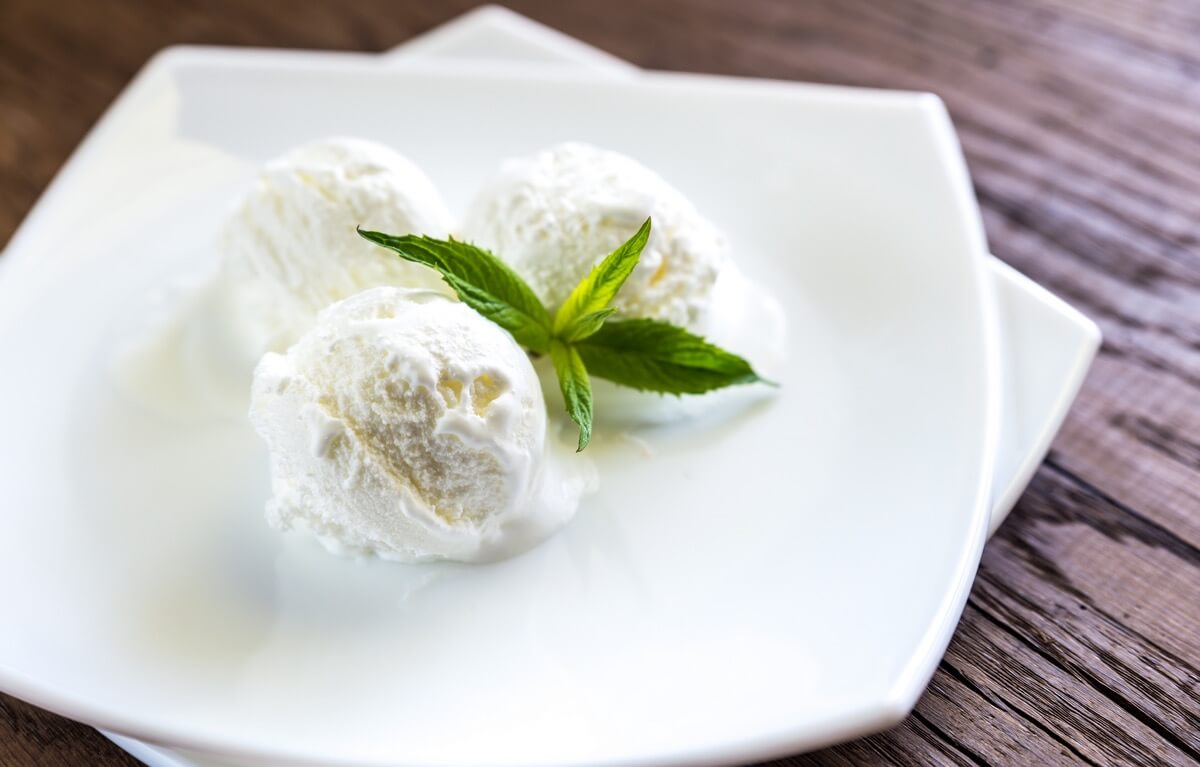 Un plat de trois boules de crème glacée à la vanille