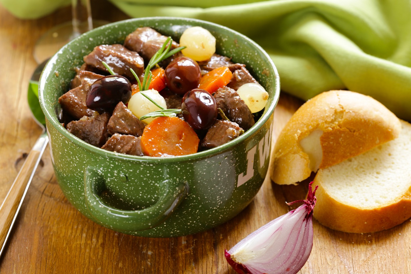 Un mijoté de boeuf au vin rouge avec des légumes et des herbes