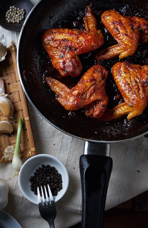 Preparation and cooking of brown chicken wings