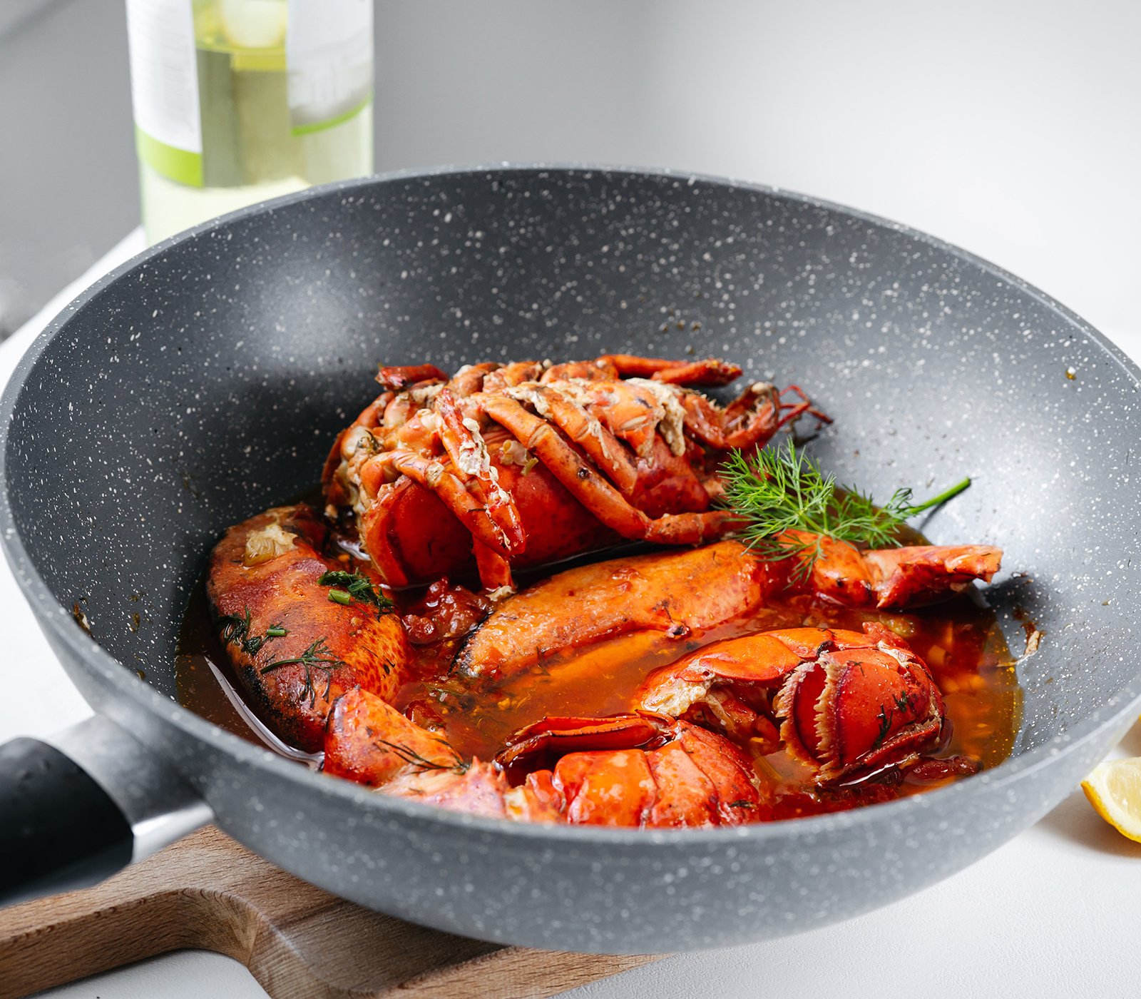 Vue d'un casserole avec homard décortiquer