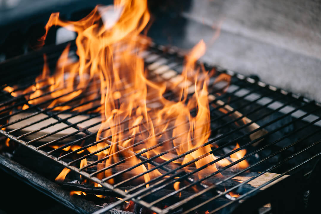 Feu dans un BBQ.