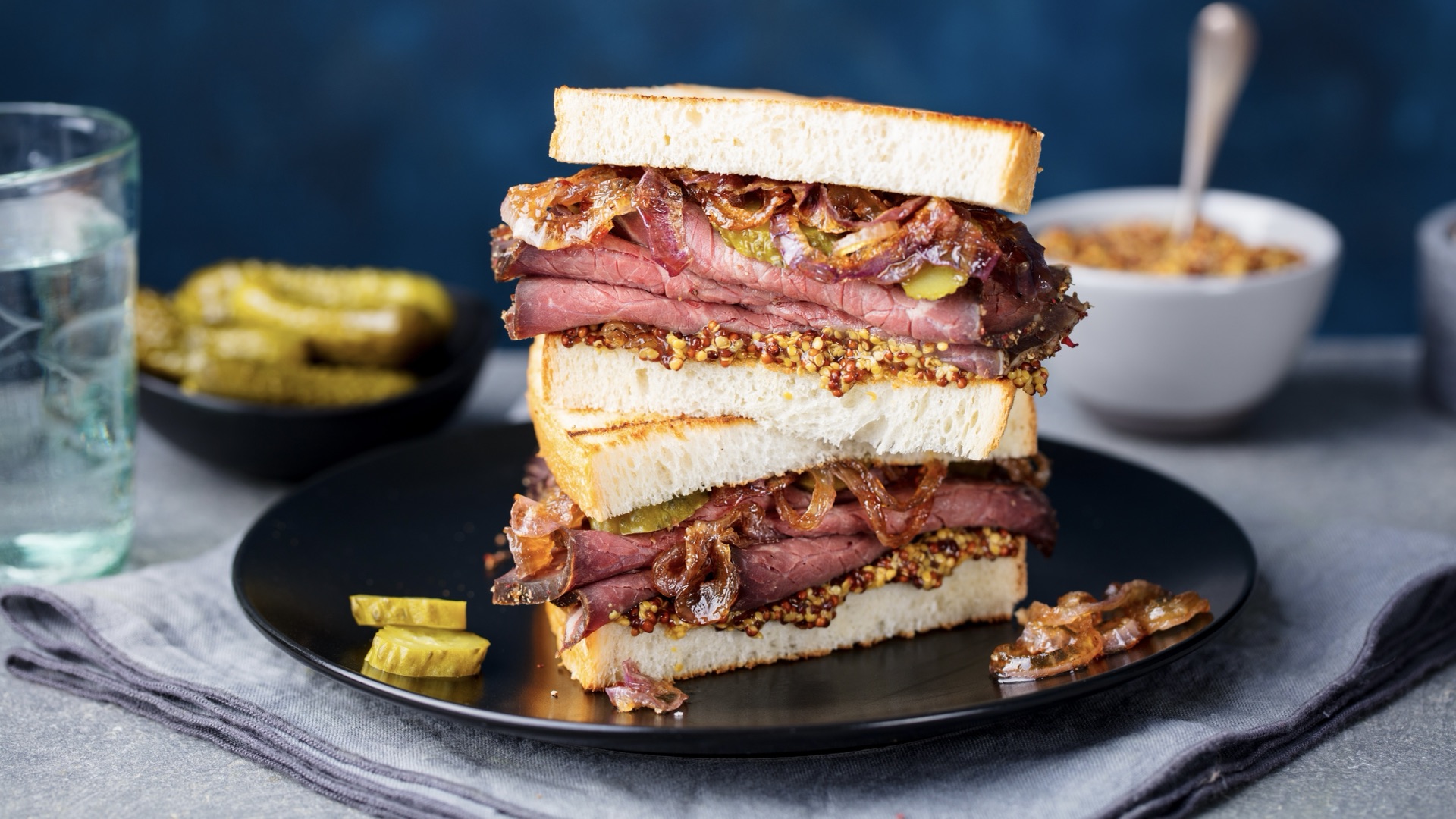 Un sandwich à la viande fumée.