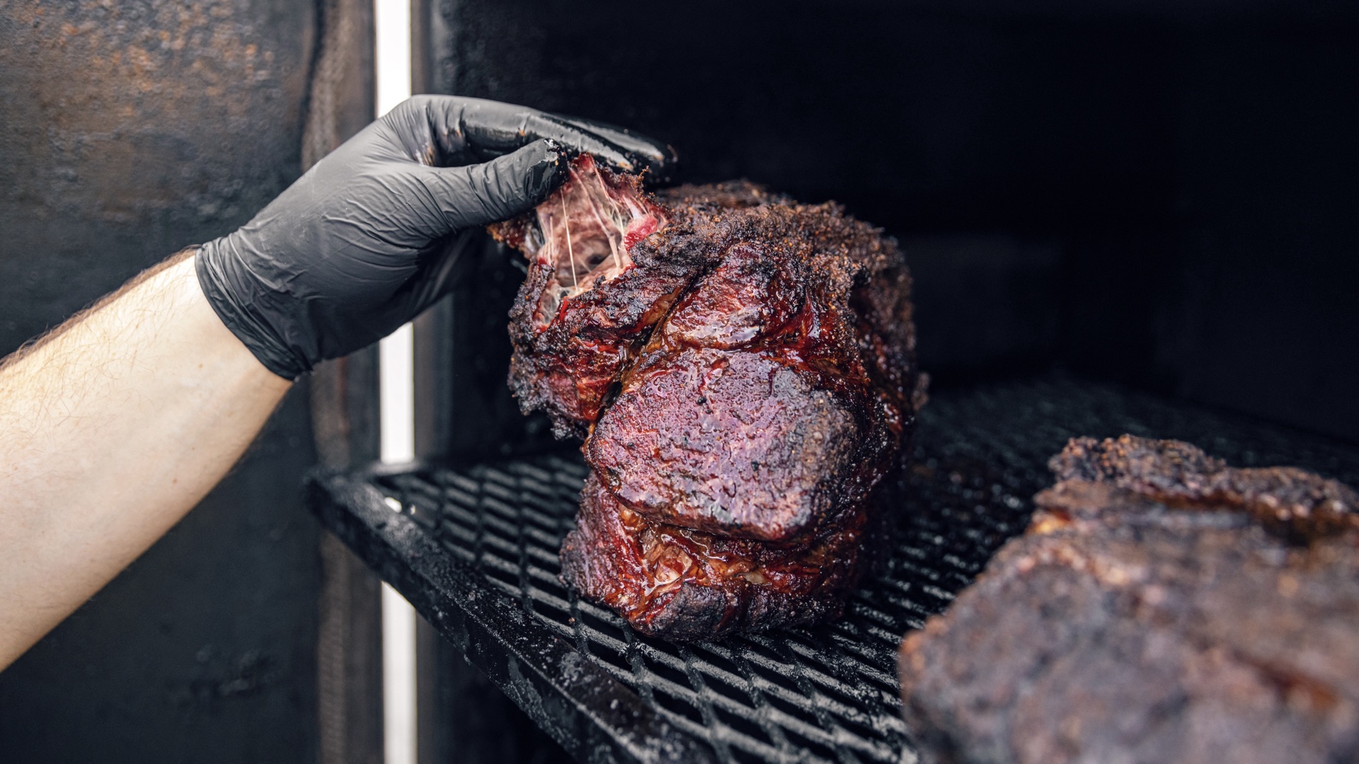 Viande fumé dans un fumoir.